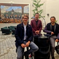 Hannes Schreiner (Mitte) mit Künstler Daniel Maier (re.) und Historiker Mathias Egger, der die Geschichte des rund 200 Jahre alten Hauses erforschte