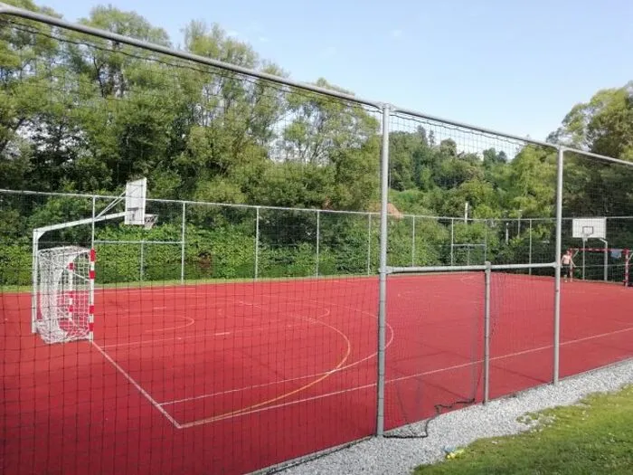 Am Bezirkssportplatz Tannhofweg können Sportbegeisterte Fußball, Basketball und Handball spielen