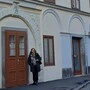 Bürgermeisterin Elke Kahr vor dem renovierten Haus Dominikanergasse 8. Sie sitzt dem Kuratorium der Bürgerspitalstiftung vor