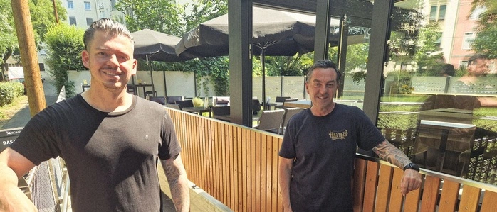 Wolfgang Müller und Sohn Alexander vor ihrem nagelneuen Lokal