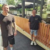 Wolfgang Müller und Sohn Alexander vor ihrem nagelneuen Lokal