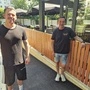 Wolfgang Müller und Sohn Alexander vor ihrem nagelneuen Lokal