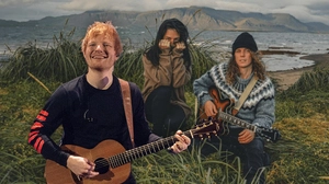 Ed Sheeran und die beiden Musiker vor einer Küstenlandschaft in Island, wo sie ein Musikvideo drehten