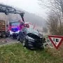 Foto des Einsatzes, der Pkw stieß gegen ein Straßenschild und musste mit dem Kran geborgen werden