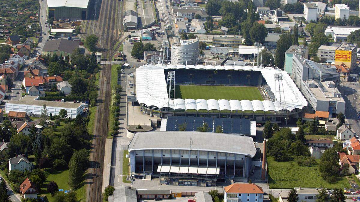 Die Luftaufnahme zeigt, wie knapp der Platz in Liebenau ist