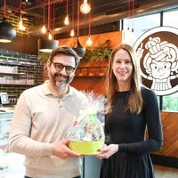 Murpark-Centermanagerin Carina Weyringer gratulierte Franchisenehmer Aleš Budja zur gelungenen Eröffnung