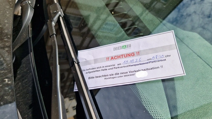 Montagvormittag: Bei einem Stadtbummel entdeckte die Kleine Zeitung diesen Zettel bei einem Pkw in der Hamerlinggasse