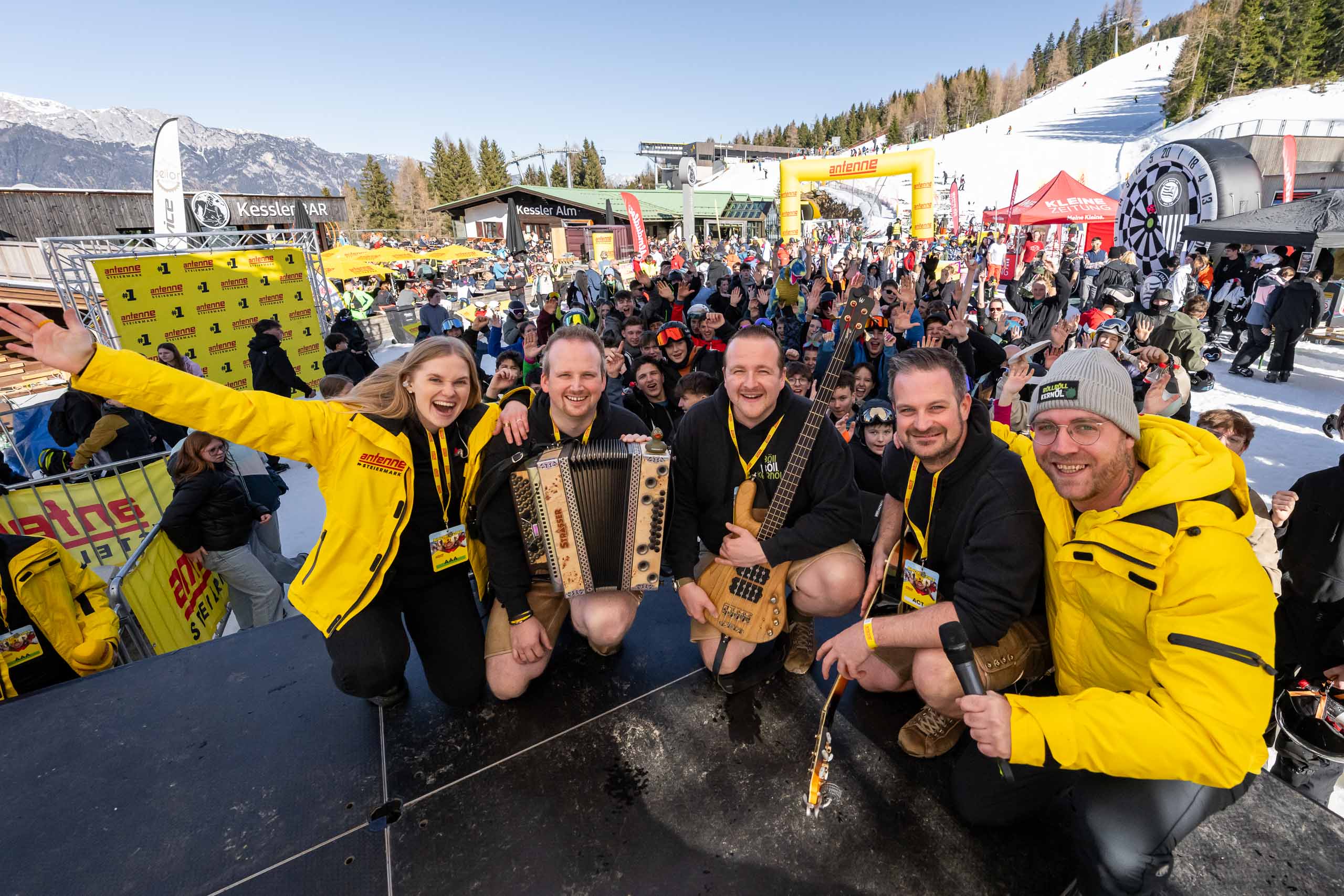 Antenne-Snowday-3500-Jugendliche-st-rmten-am-Schneetag-die-Planai