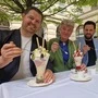 Café Herzog: Auch im Innenhof-Gastgarten neben dem Rathaus tischen Krasniqi (links) und Shabani künftig gemeinsam mit Temmel (Mitte) auch Eisbecher auf