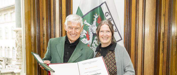 Alois Schützenhöfer bekam das Goldene Ehrenzeichen der Stadt Graz von Bürgermeisterin Elke Kahr