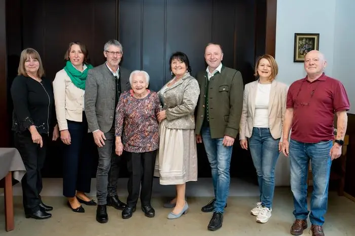 Landeshauptmann-Stellvertreterin Manuela Khom gratulierte Josefa Binder mit Bürgermeister Gottfried Rieger und Vizebürgermeister Johann Harrer zum 104. Geburtstag