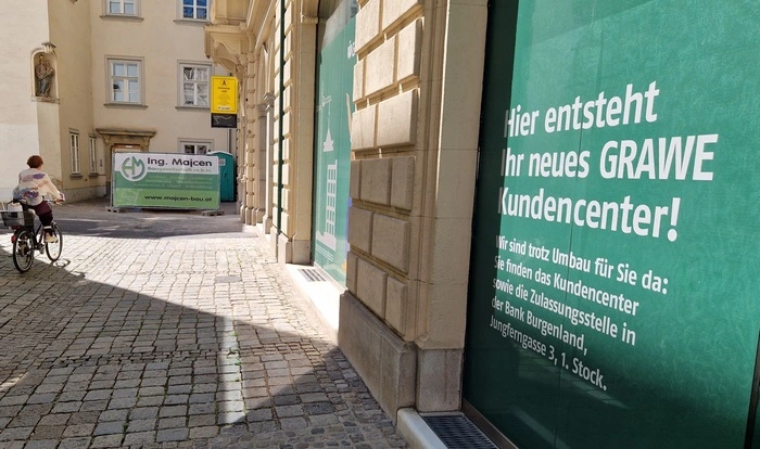 Jungferngasse: Das Grawe-Kundencenter wird renoviert, derweil begrüßt man Kunden direkt gegenüber