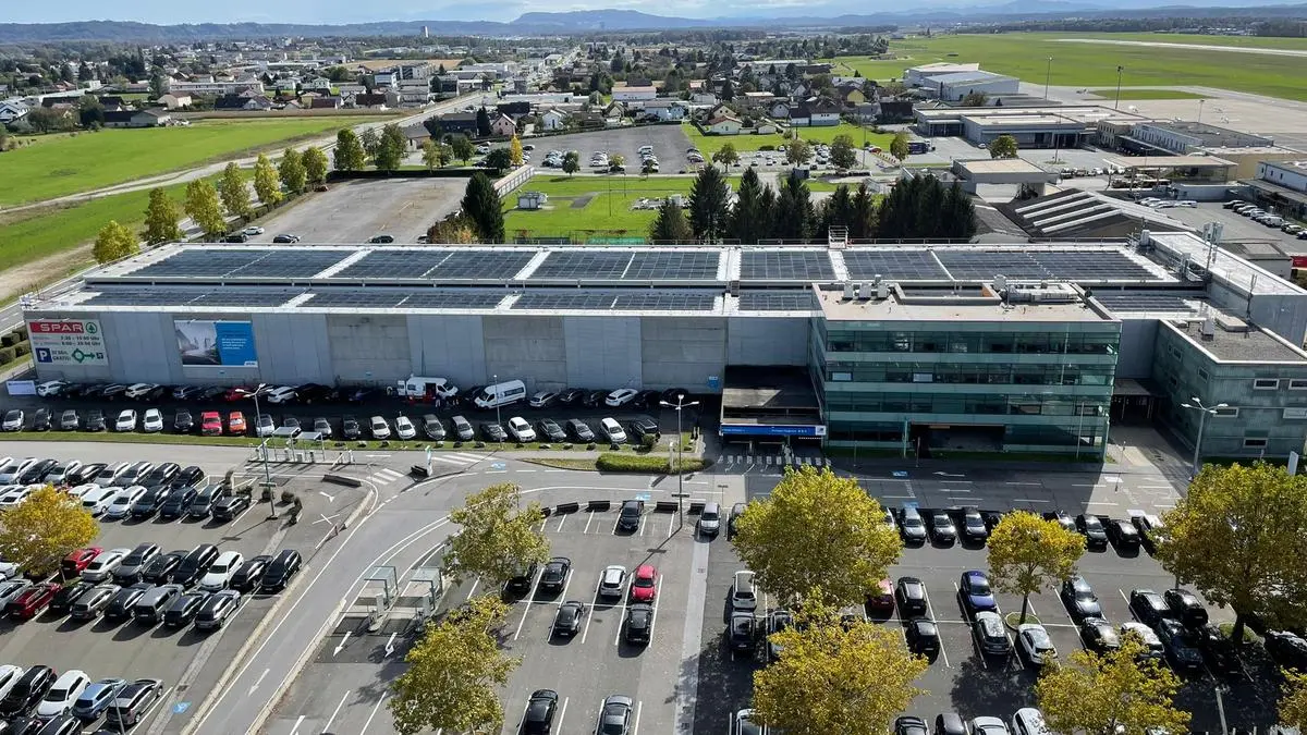 Das Dach des Parkhauses am Flughafen Graz liefert bereits Strom, jetzt folgt eine große Freiflächenanlage