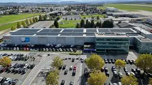 Das Dach des Parkhauses am Flughafen Graz liefert bereits Strom, jetzt folgt eine große Freiflächenanlage