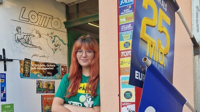 Marie Wurzinger vor jener Trafik auf dem Grazer Jakominiplatz, die zuletzt zwei glückliche Gewinner besuchten