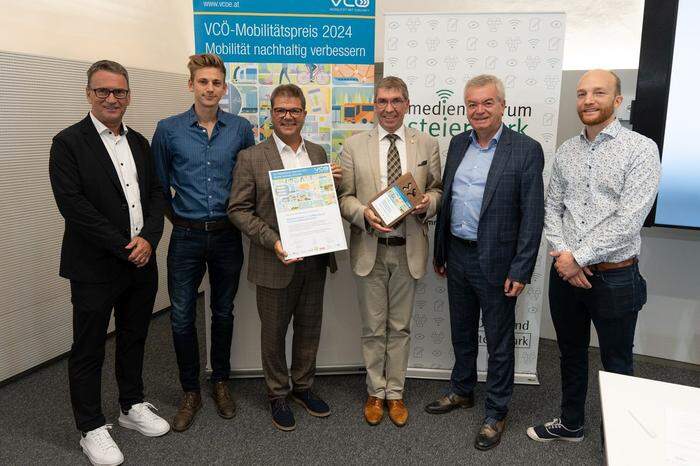 Herwig Riegler, LH-Stv. Anton Lang und VCÖ-Experte Michael Schwendinger  gratulieren den Gewinnern des VCÖ-Mobilitätspreis Steiermark von Feldkirchen bei Graz Bürgermeister Erich Gosch (3. von rechts), Gemeinderat Hannes Krois (3. von links) und Jakob Seidler (Verkehrplus)