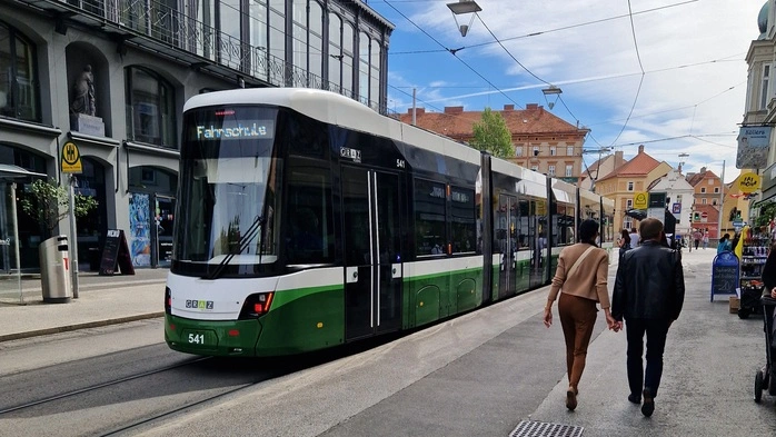 Montagfrüh: Die neue Flexity-Bim fährt durch Graz – aber wieder „nur“ zu Ausbildungszwecken für Lenkerinnen und Lenker