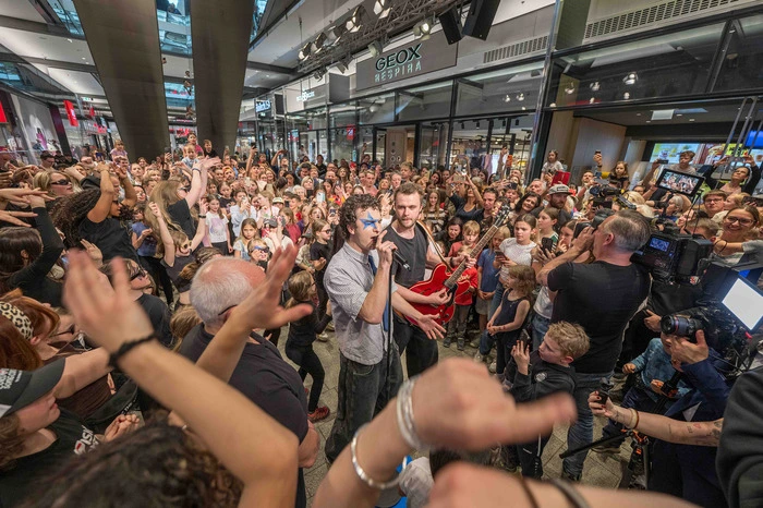 .... wie man sieht, war der Andrang riesig, hunderte Fans waren gekommen, um mit ihm zu „Tanzschein“ zu tanzen
