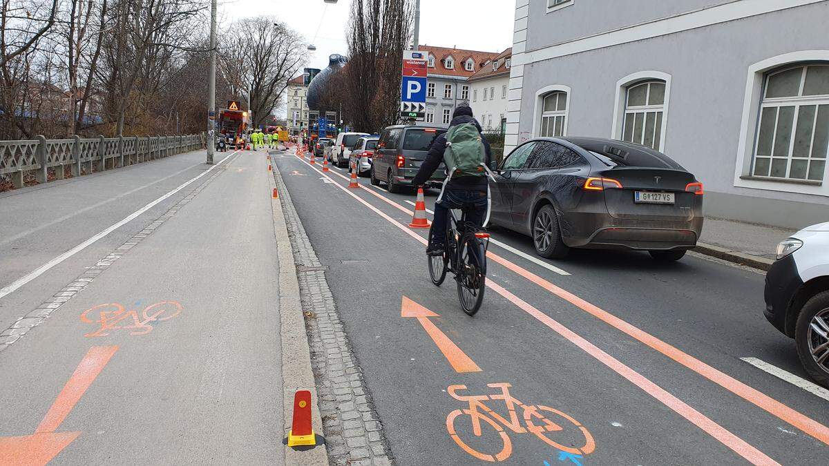 Stein des jüngsten Anstoßes: Mehr Platz für Radfahrer am Lendkai, eine Fahrspur weniger für Pkw