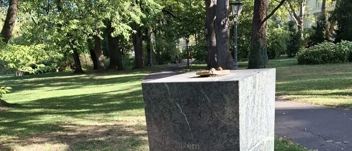 Kopflos: So fand man erneut einen Sockel im Grazer Stadtpark vor