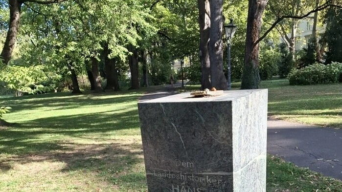 Kopflos: So fand man erneut einen Sockel im Grazer Stadtpark vor