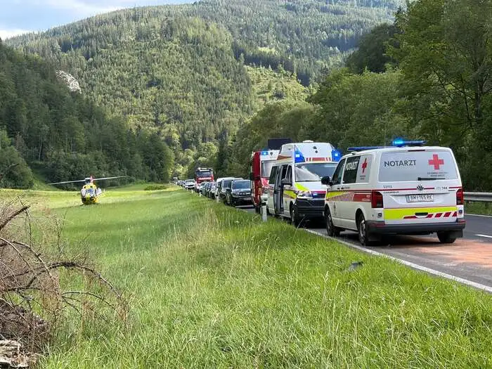 Rettungshubschrauber landete nahe der B 23