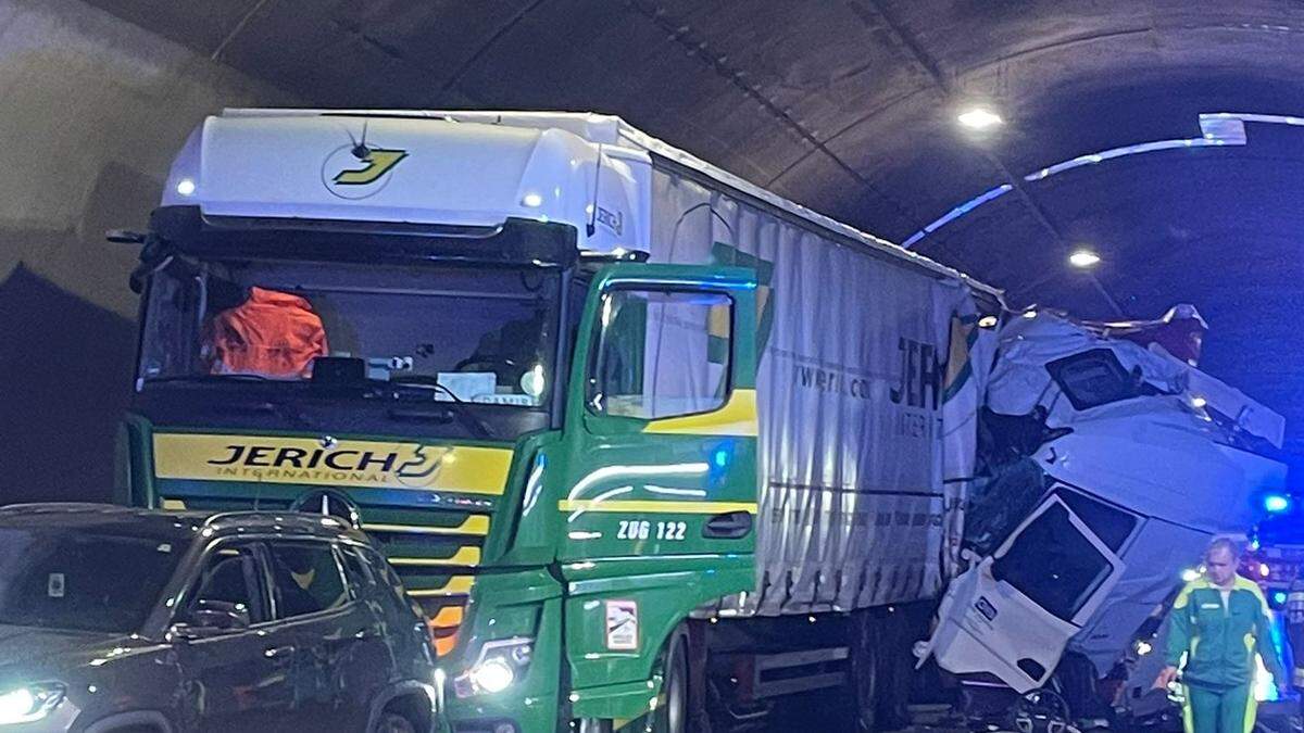 Pkw bremste im Gratkorntunnel einen Laster ab, bei dem eine Türe offen war. Ein zweiter Lkw konnte nicht mehr bremsen.