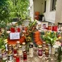 Kerzen, Blumen und Fotos erinnern am Tatort in der Scheigergasse an die Getötete