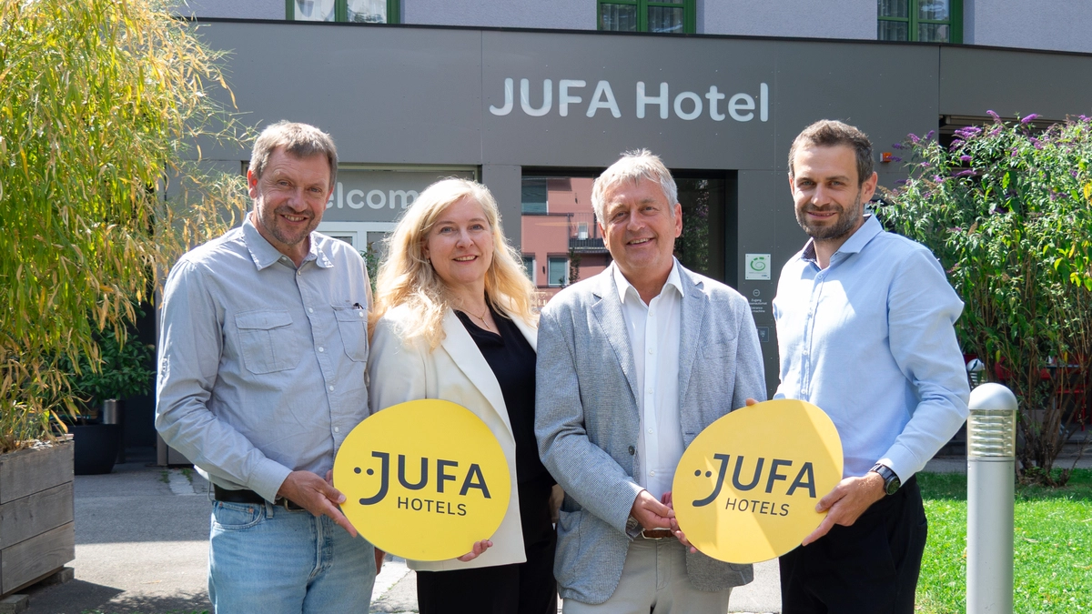 V.l.n.r.: Michael Blaschitz (EOSS-Industries), JUFA-CFO Sabrina Schütz-Oberländer, JUFA-CEO Gerhard Wendl, EOSS-Vizepräsident Philipp Blaschitz