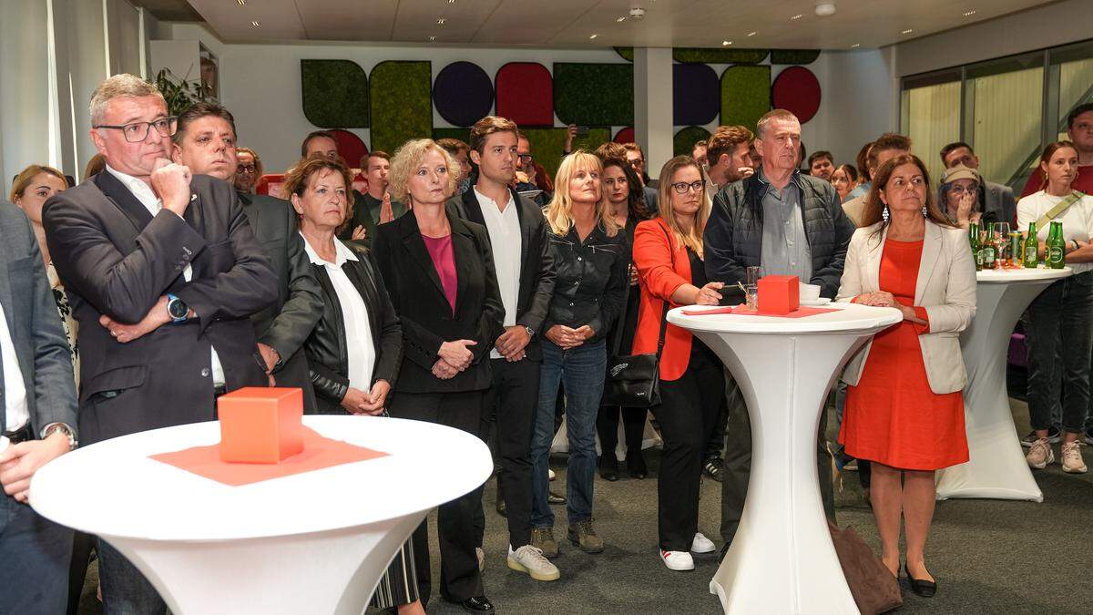 Lange Gesichter in der roten Parteizentrale in der Metahofgasse