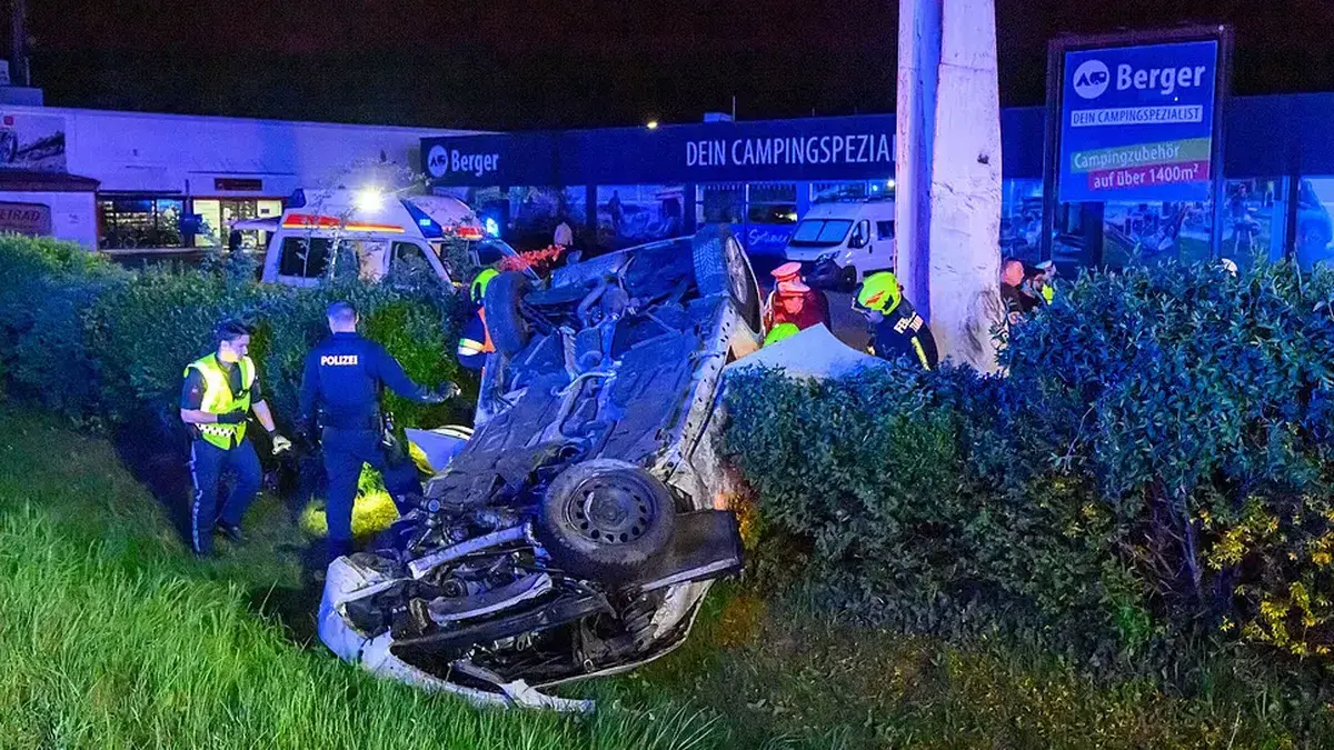 Das Auto überschlug sich nach der Kollision und landete in einer Böschung