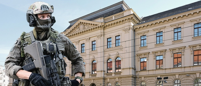 Schwer bewaffnete Cobra-Beamte sind am Freitag im Grazer Landesgericht zu sehen