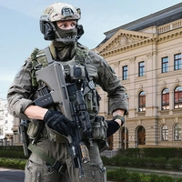 Schwer bewaffnete Cobra-Beamte sind am Freitag im Grazer Landesgericht zu sehen