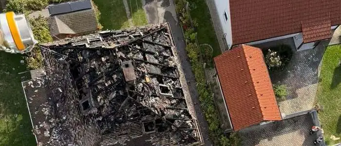 Der Brand versursachte hohen Sachschaden am Wohnhaus