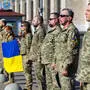 Ukrainische Soldaten beim Gedenktag für die Verteidiger der Ukraine in Kiew (Symbolbild)
