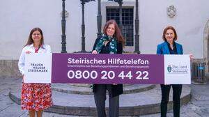 Die Landesrätinnen Doris Kampus (links) und Simone Schmiedtbauer (rechts) mit Frauenhaus-Chefin Michaela Gosch