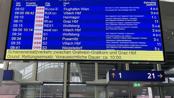 Auf den Anzeigetafeln wurden Fahrgäste über die Sperre informiert