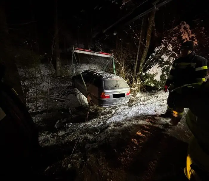 Mit Seilwinde und Kran wurde das Auto geborgen