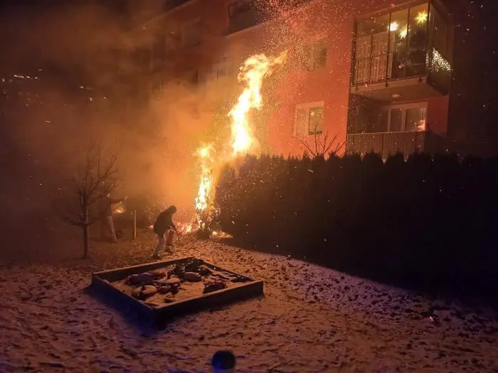 Schladming: Die Hecke eines Mehrparteienhauses in einer Wohnsiedlung stand in Vollbrand. 