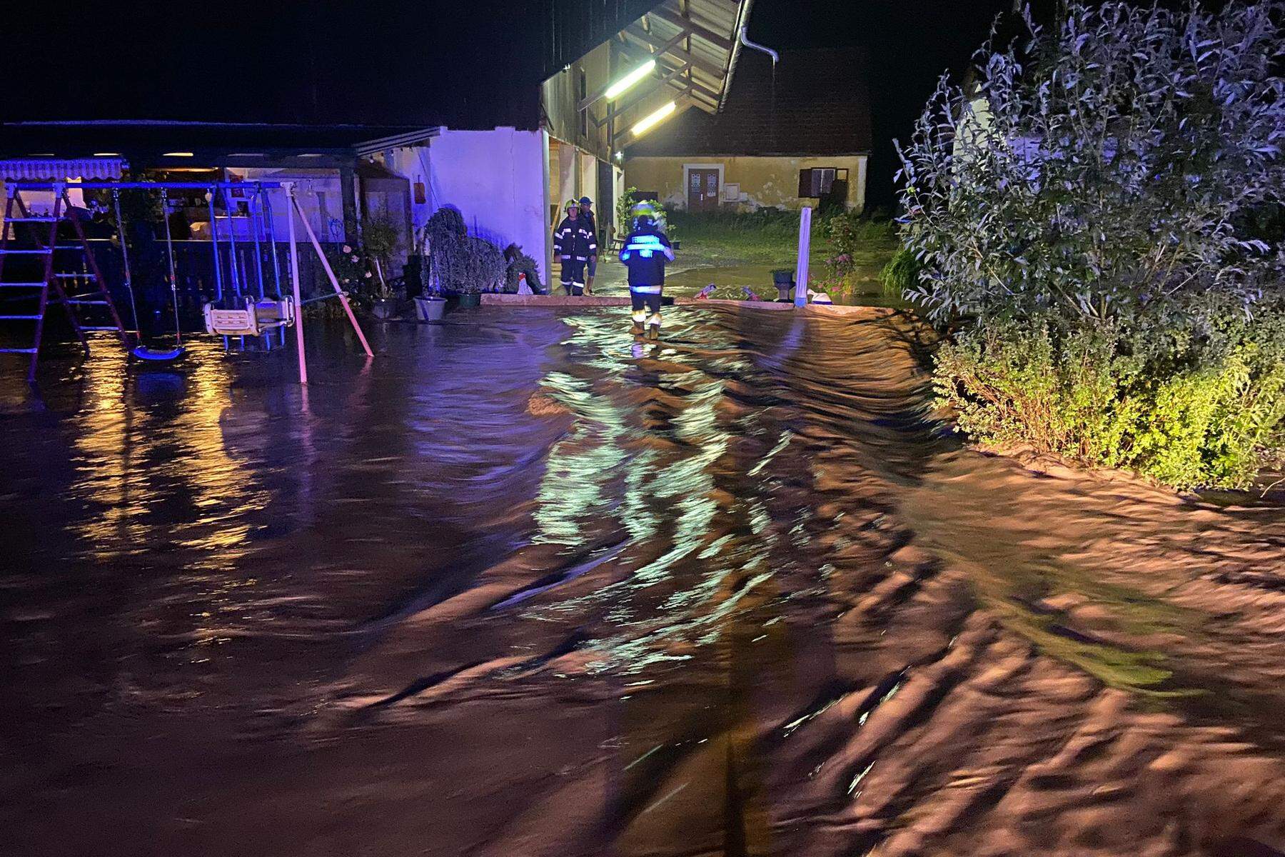 Unwetter in der Südoststeiermark: Hunderte Feuerwehrleute im Einsatz: „Das Wasser stand 80 Zentimeter auf der Straße“