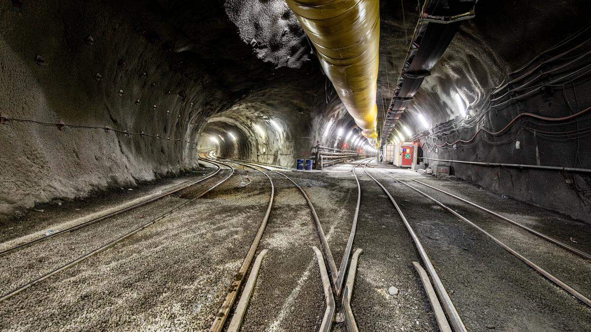 Enormes Projekt unter den Alpen. Hier ein Zugangstunnel, der sich in den Haupttunnel verzweigt