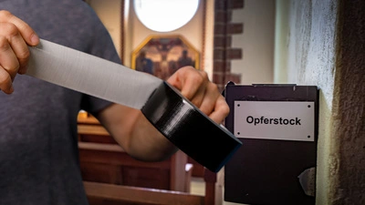 Dieb beim Opferstock