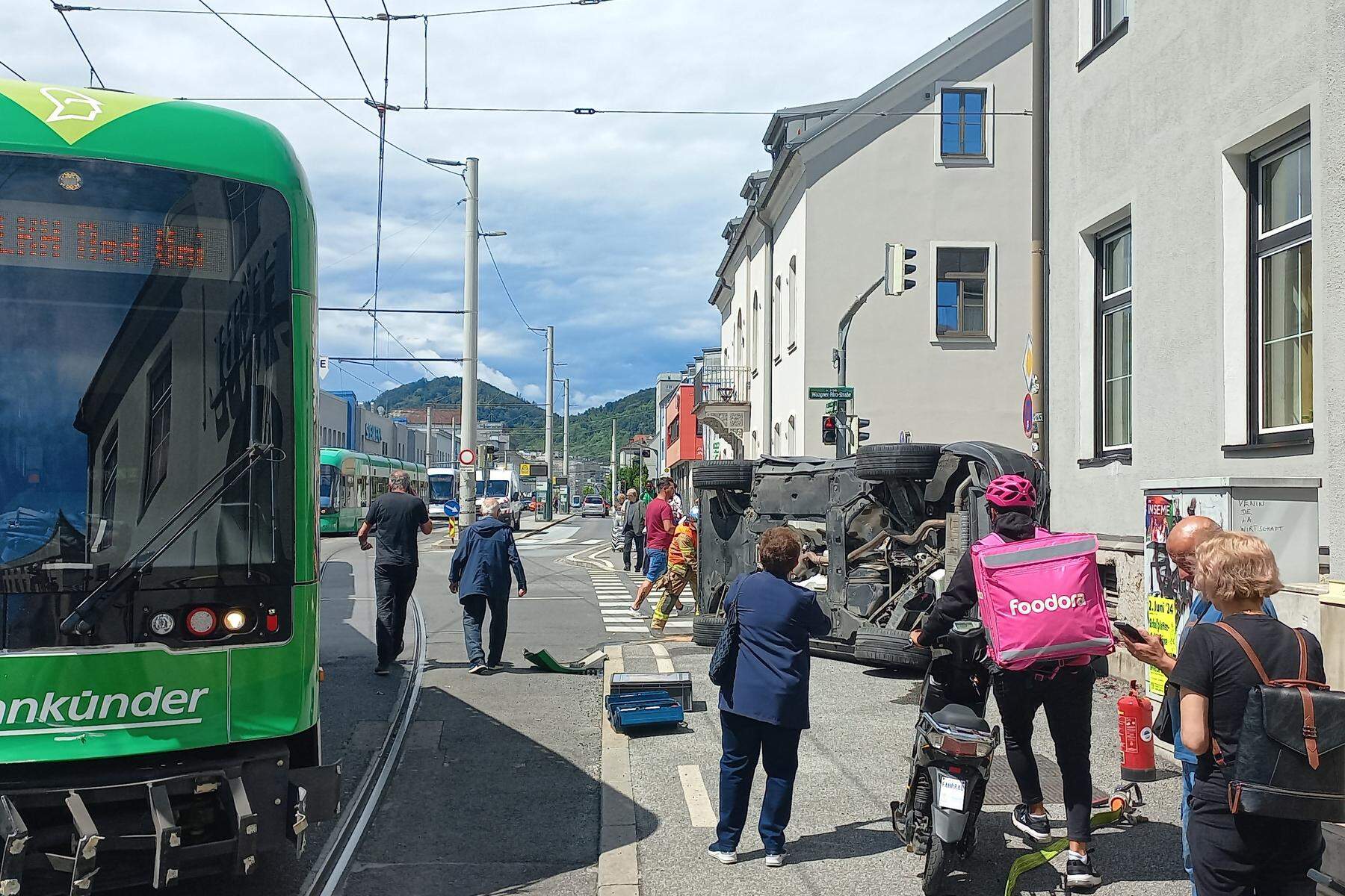 Nähe Hauptbahnhof: Schwerer Unfall in Graz: Tram entgleist, Auto landet auf dem Dach