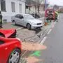 Aus unbekannter Ursache prallte ein Lenker gegen einen parkenden Pkw