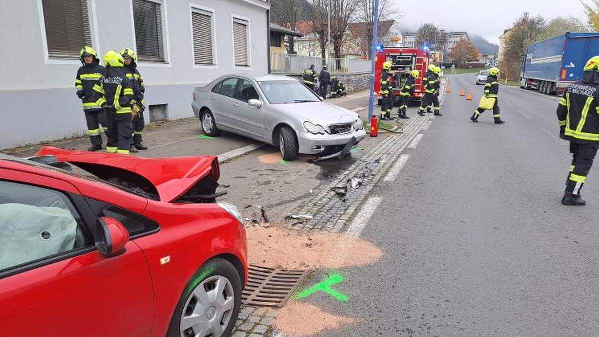 Aus unbekannter Ursache prallte ein Lenker gegen einen parkenden Pkw