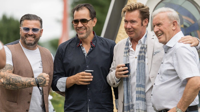 Arnold Schwarzeneggers Jugendfreund Peter Urdl (re.) mit Gästen und Freunden 