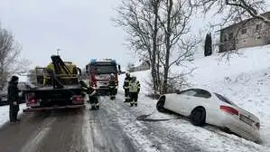 Wie hier in St. Ruprecht an der Raab haben viele Autofahrer Probleme mit den glatten Straßen