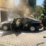 Das Auto wurde mit Flüssigklebstoff übergossen