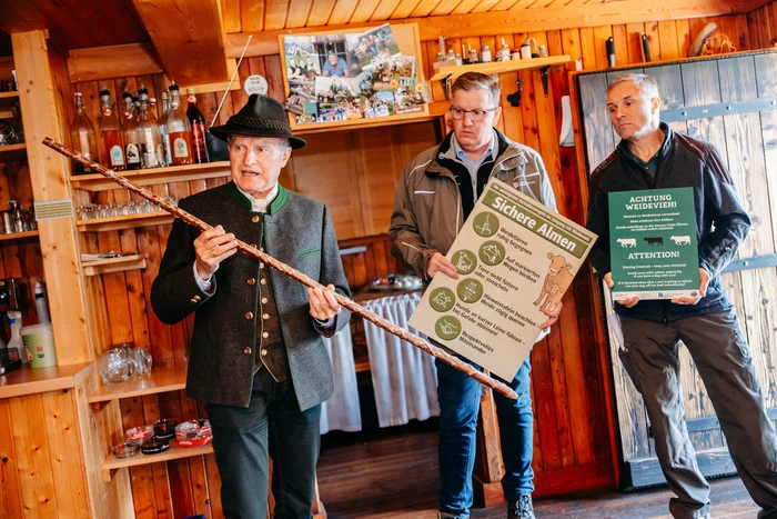 Rinder-Flüsterer Rudi Grabner, LK-Präsident Andreas Steinegger und der Obmann der Almwirtschaft Anton Hafellner