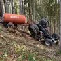 Der Traktor stürzte in ein Waldstück ab